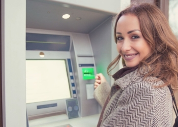 Pagar comisión en un cajero automático depende de tu banco