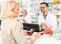 Pensionista en la farmacia medicamentos