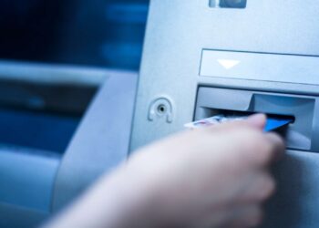 Tarjeta de crédito en un cajero automático