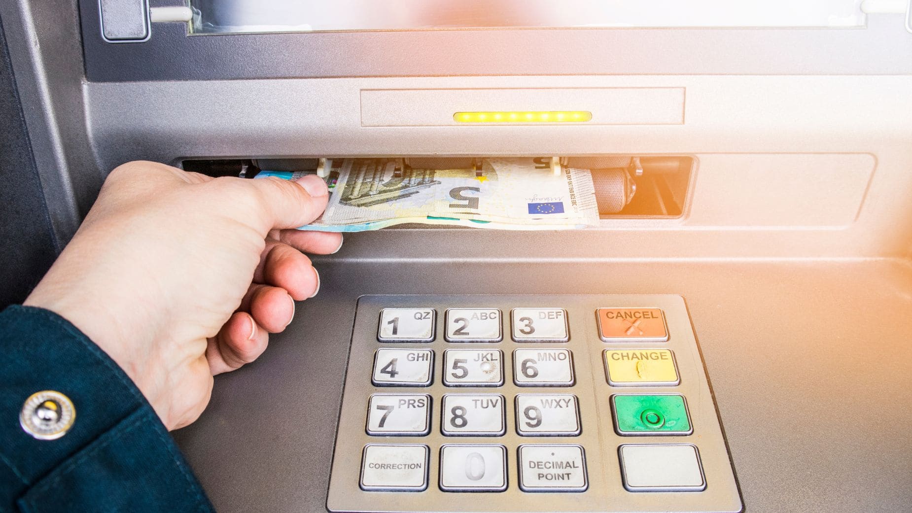 Los bancos pueden poner límite de dinero que se puede sacar de su cajero automático