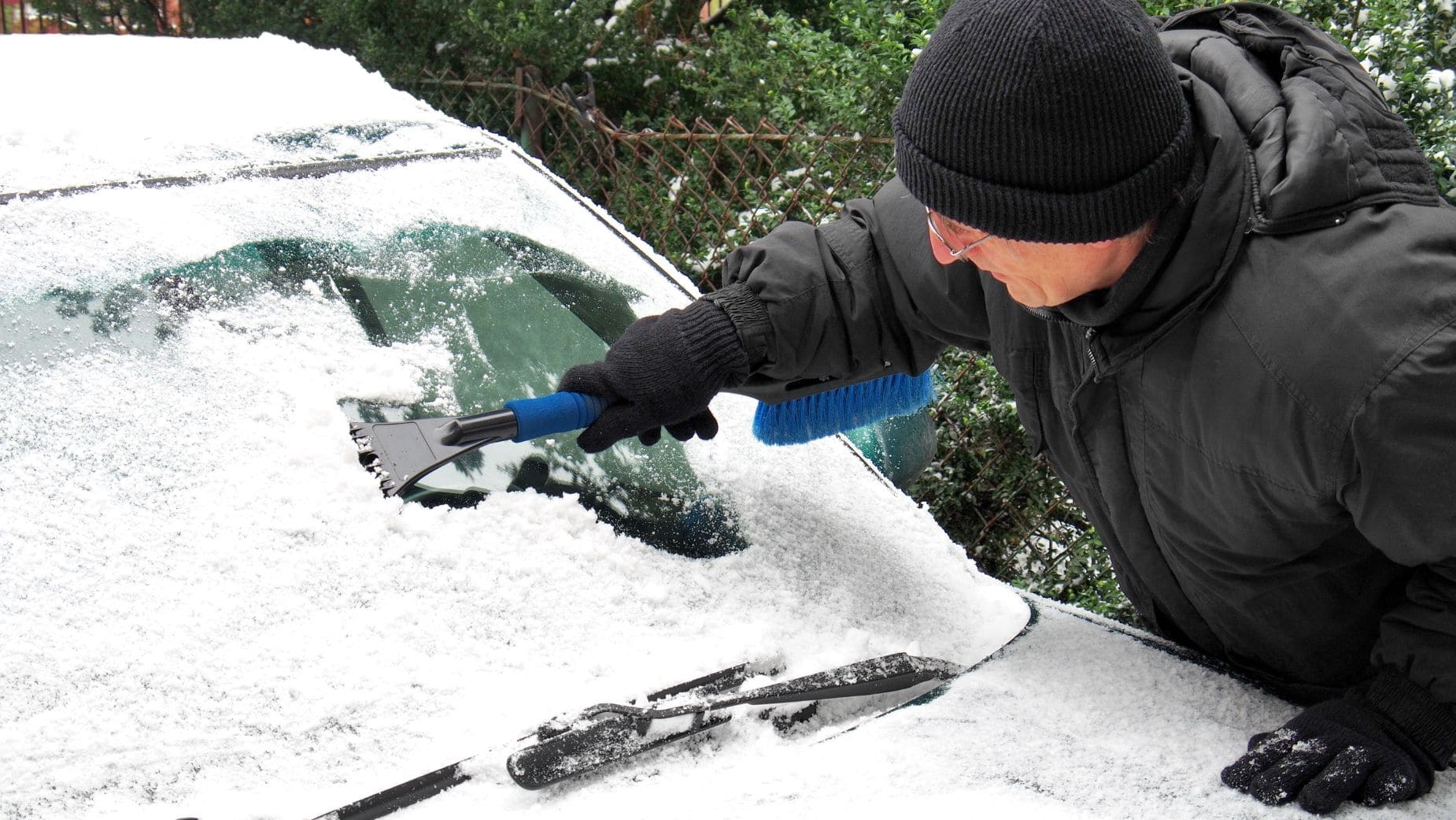 Cómo eliminar el hielo del coche según la Guardia Civil