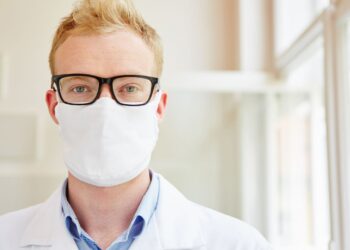 Las mascarillas vuelven a ser obligatorias en centros sanitarios desde hoy
