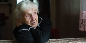 Muchas personas mayores se ven obligadas a vivir en un piso compartido de alquiler