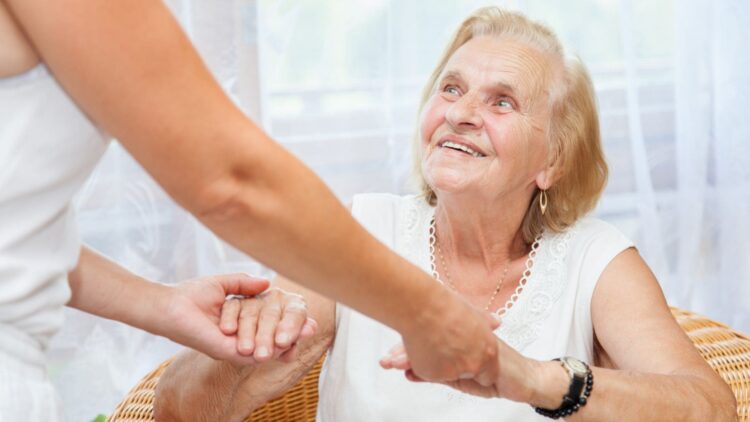 Las personas mayores tienen una serie de beneficios en Canarias