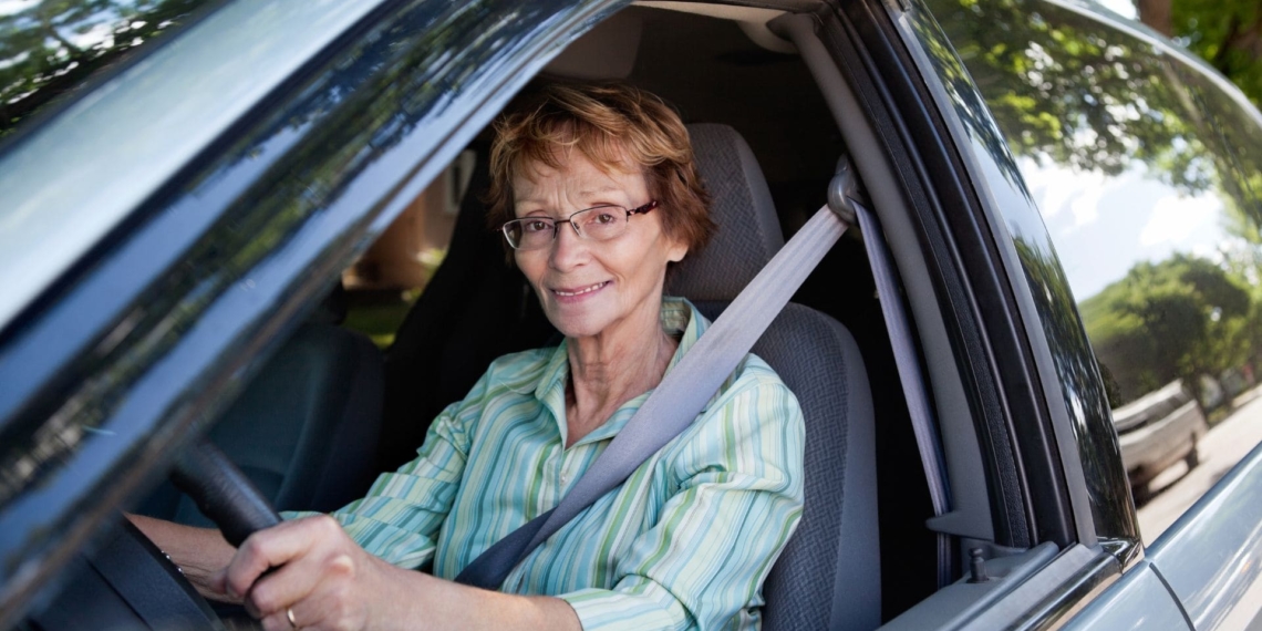 Persona mayor conduciendo un coche