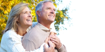 Las personas mayores de 65 años pueden acceder a los beneficios de la Tarjeta Andalucía Junta 65
