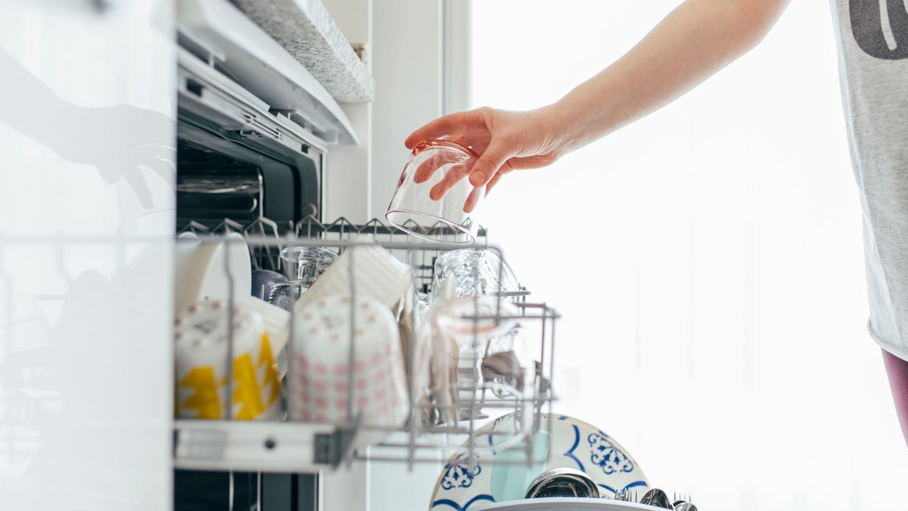 Añade vinagre a tu lavavajillas y recupera el brillo de tus vasos