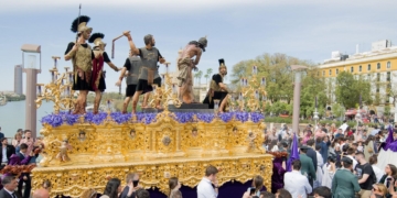 Hermandad de las Cigarreras Semana Santa viajar Renfe