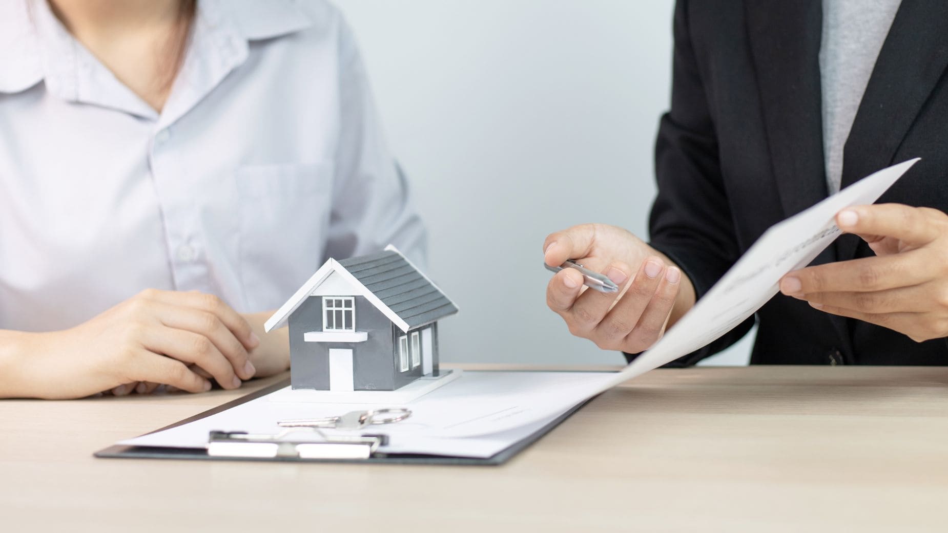 Notarios advierten de las ventajas de contar con sus servicios en una hipoteca
