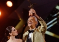 El cantante ciego Andrea Bocelli recibe una Gaviota de Oro grabada en braille
