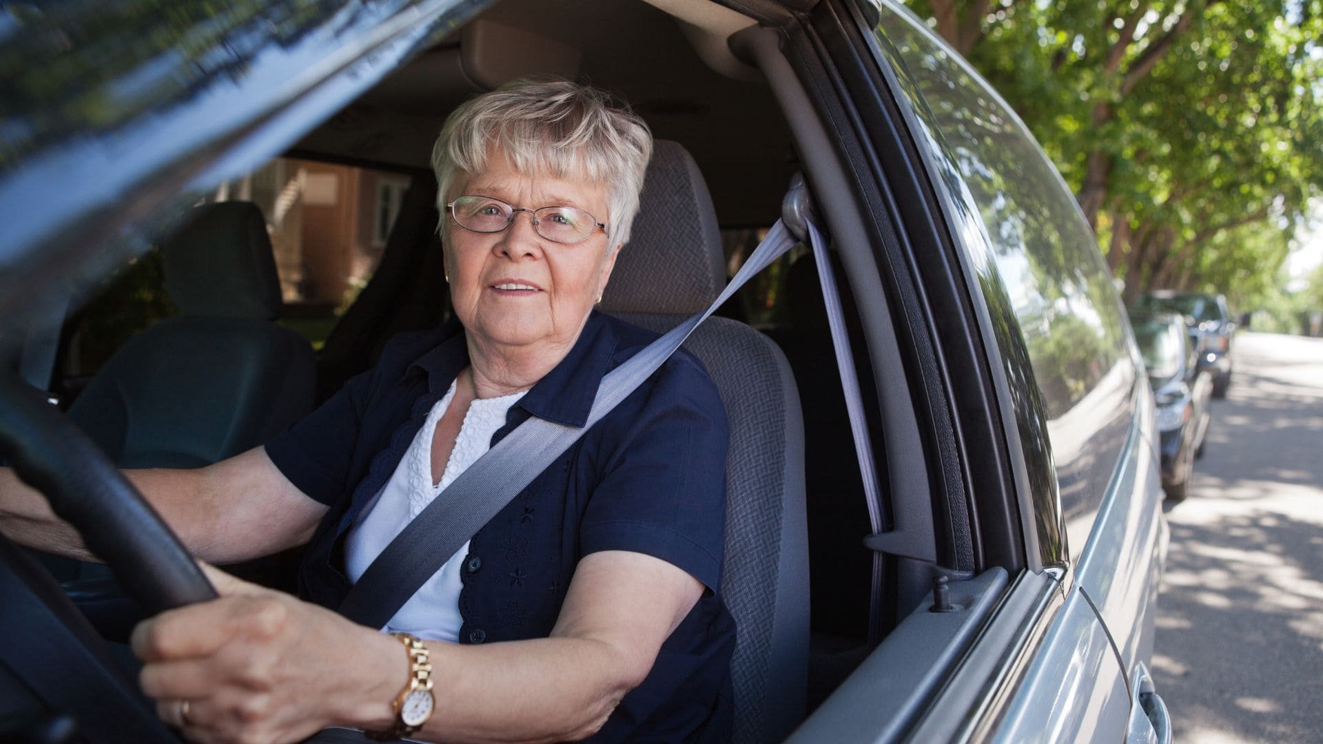 Persona mayor conduciendo con el permiso de la DGT