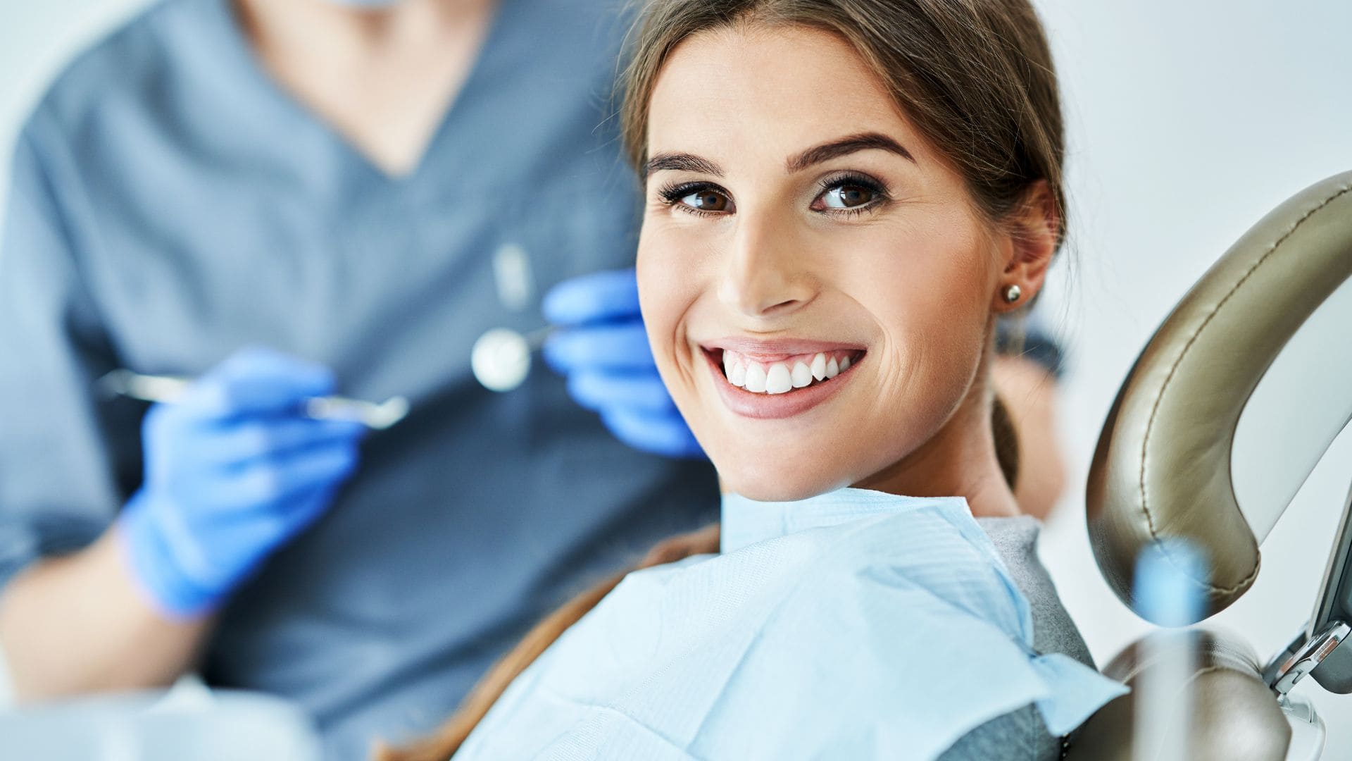 Mujer en un dentista en la Seguridad Social