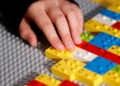 LEGO Braille Bricks llega a España, un juego en braille para todos