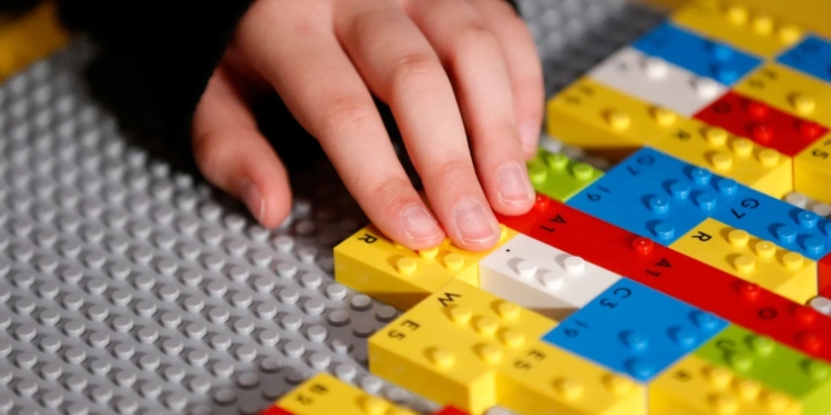 LEGO Braille Bricks llega a España, un juego en braille para todos