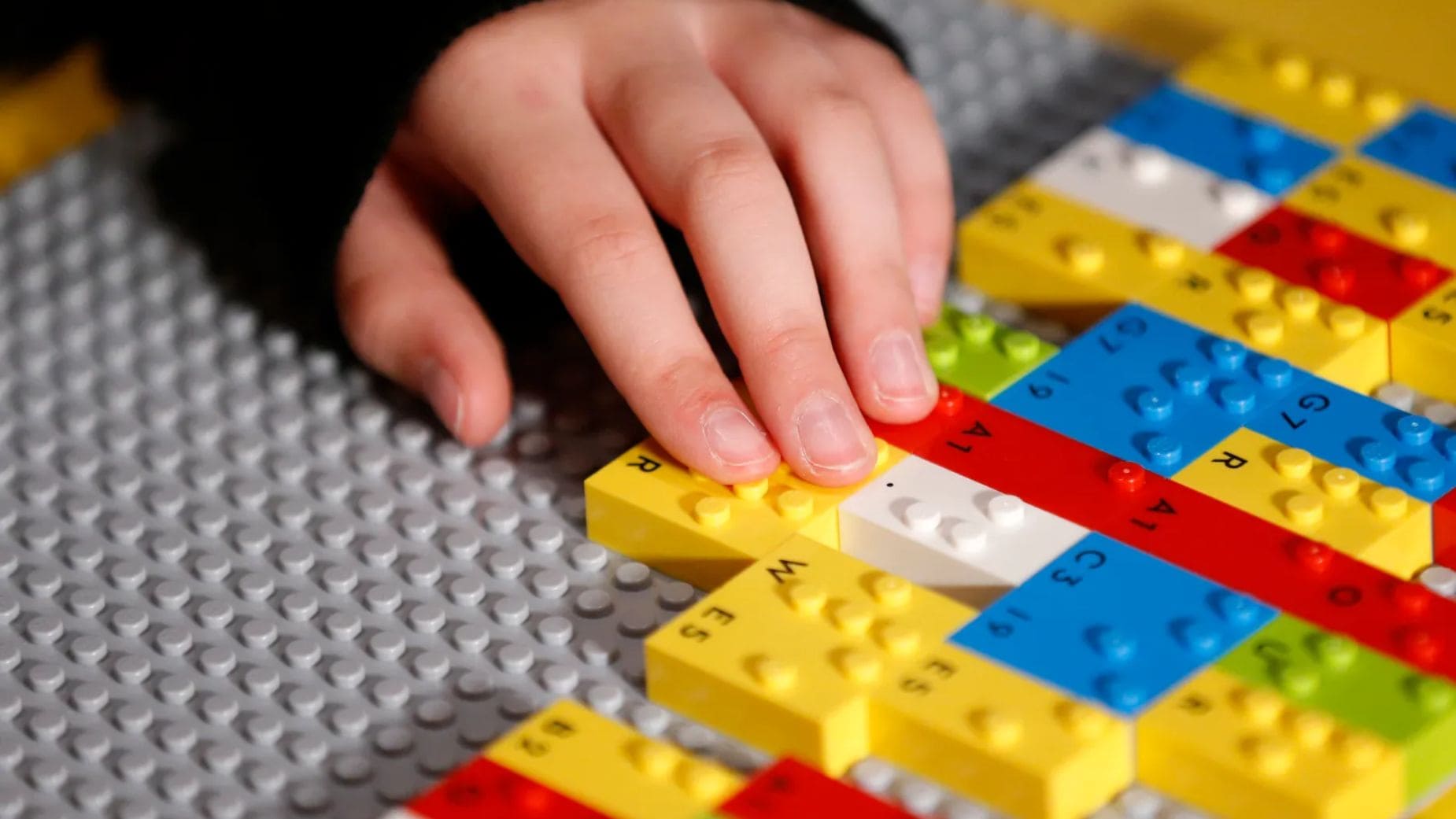 LEGO Braille Bricks llega a España, un juego en braille para todos
