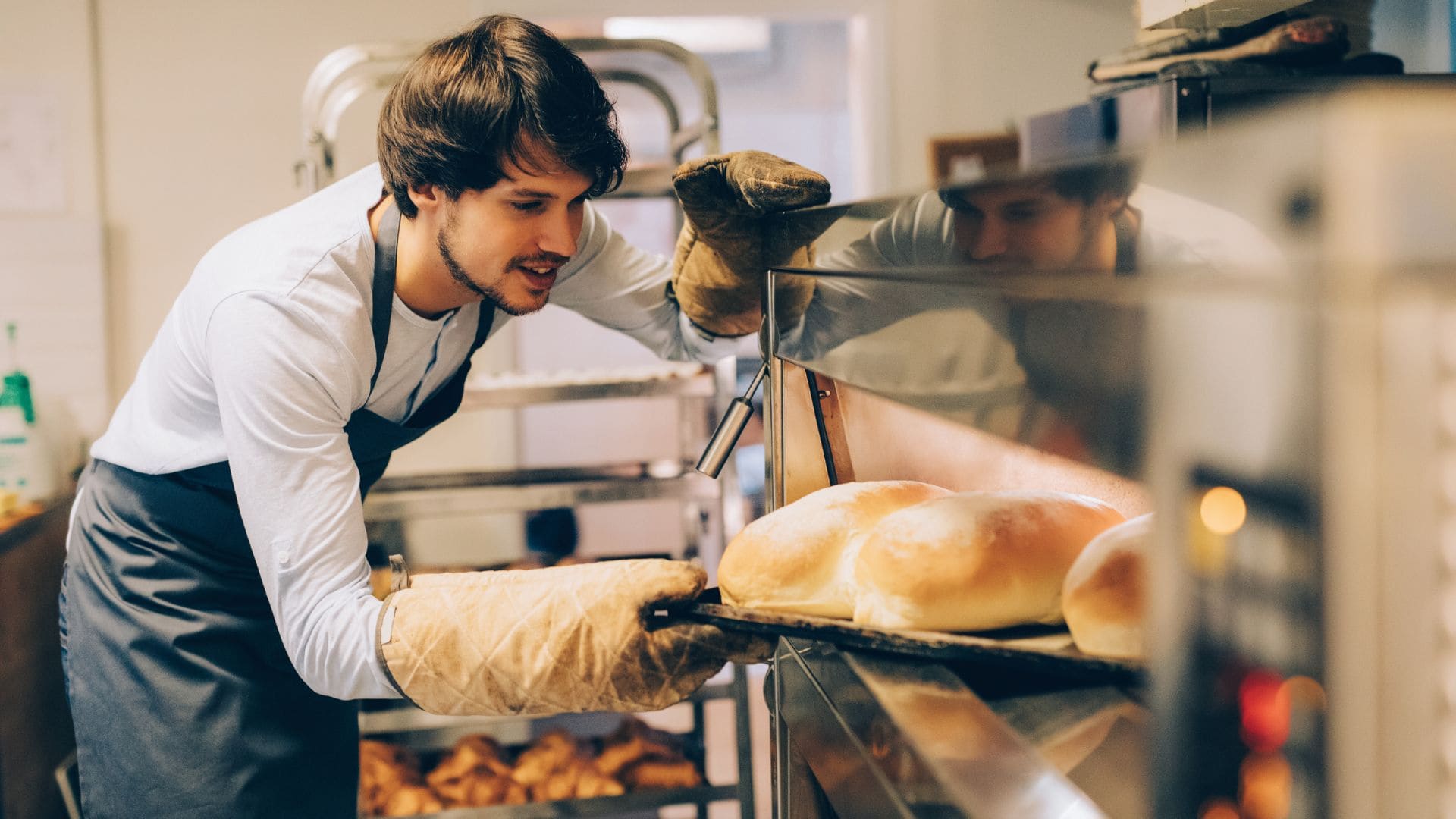 Panadero trabajando de noche