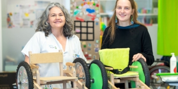 El Hospital Parapléjicos de Toledo colabora con Lupe Alonso Gallego en la fabricación propia de una silla de ruedas infantil