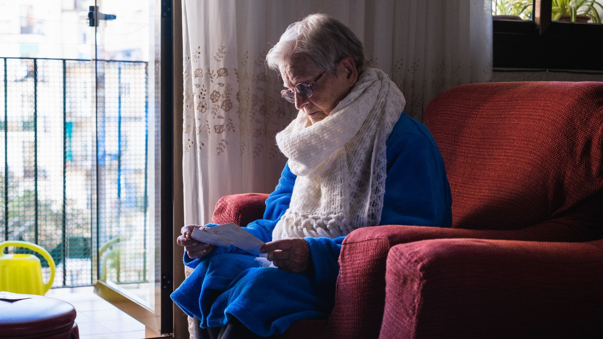 Mujer pidiendo una pensión de viudedad en Madrid