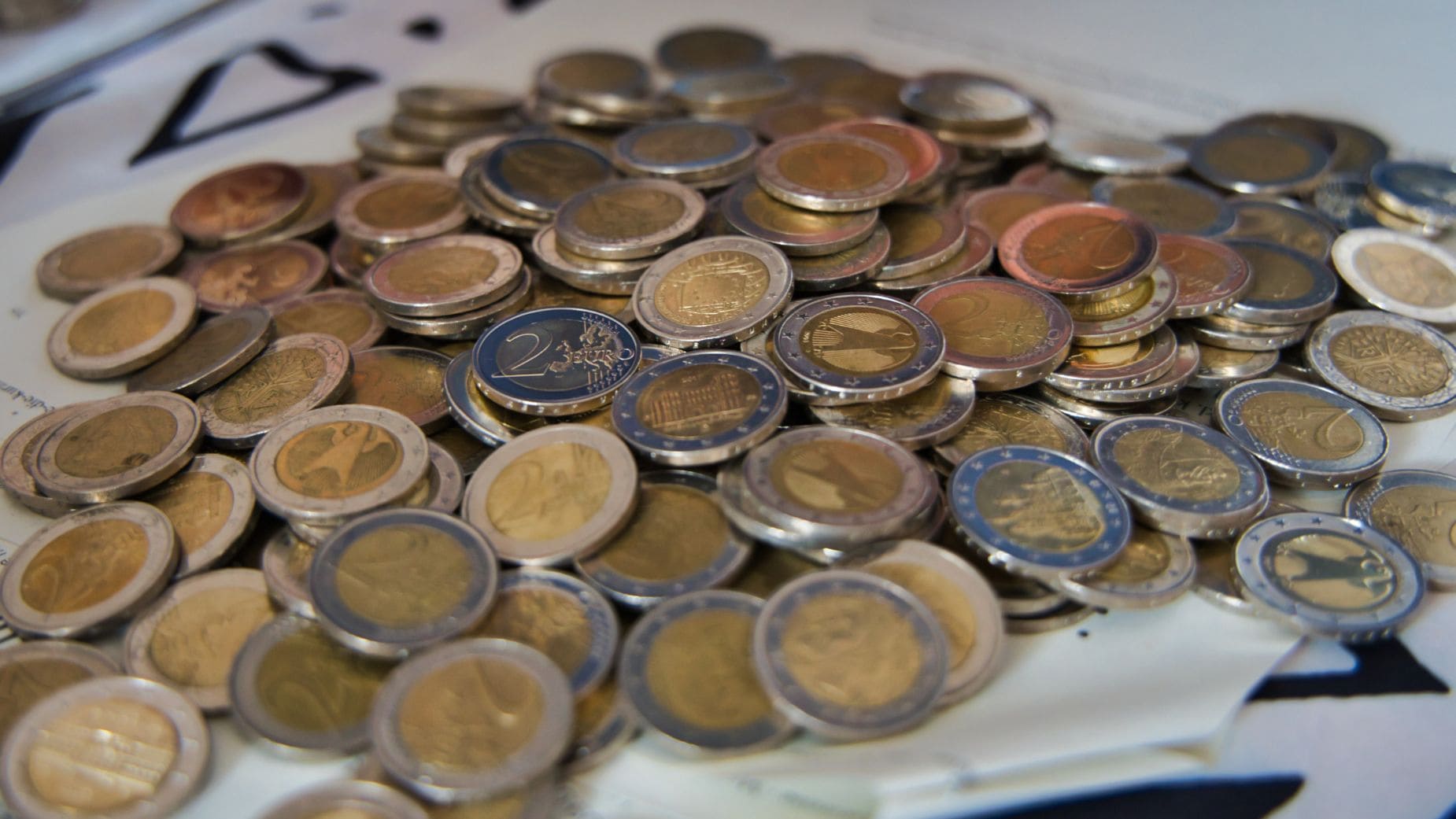 Cuidado con las monedas de 2 euros que puedan ser falsas