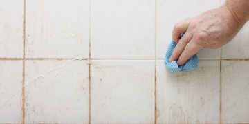 La limpieza de las juntas de los azulejos es fundamental para que no se acumule suciedad