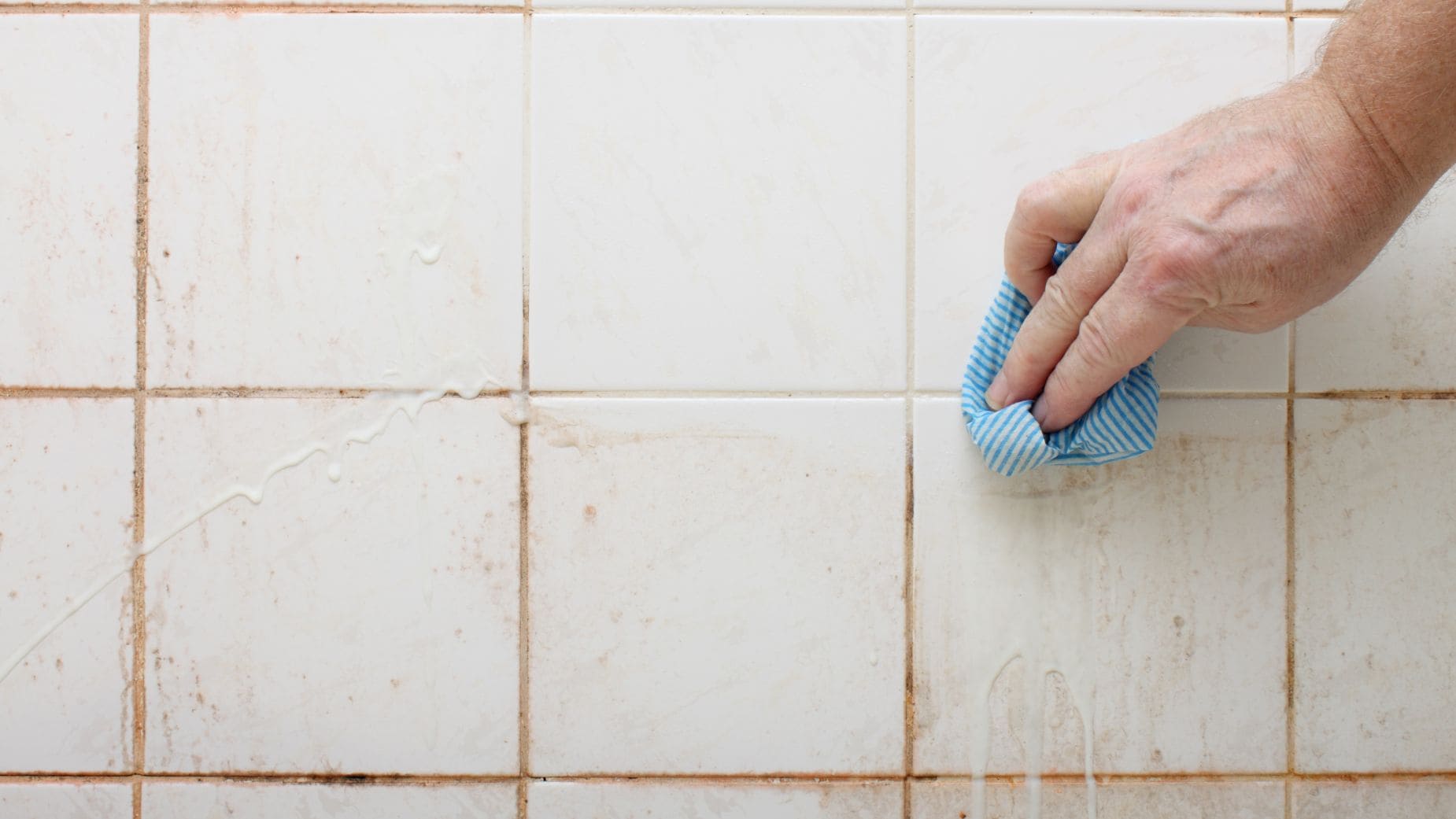 La limpieza de las juntas de los azulejos es fundamental para que no se acumule suciedad