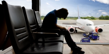 Casi 200 turistas del IMSERSO se quedan tirados en un aeropuerto: "El vuelo desapareció de las pantallas"