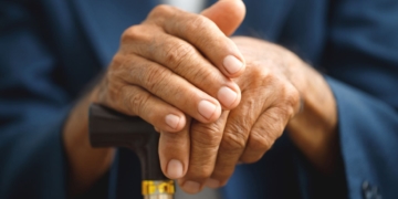 Persona mayor en situación de dependencia que recibe una prestación