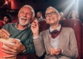 Personas mayores disfrutando del programa 'Cine Senior'