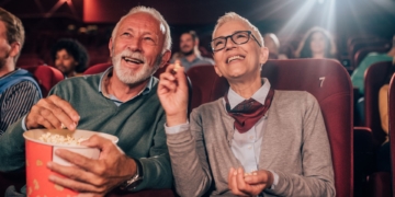 Personas mayores disfrutando del programa 'Cine Senior'