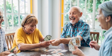 Personas mayores de 65 años disfrutando