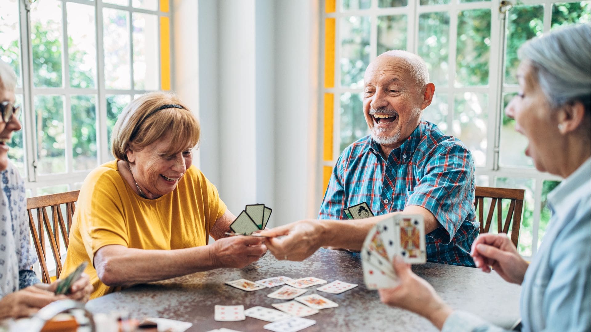 Personas mayores de 65 años disfrutando