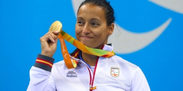Teresa Perales posa con una medalla de oro conseguida en unos Juegos Paralímpicos