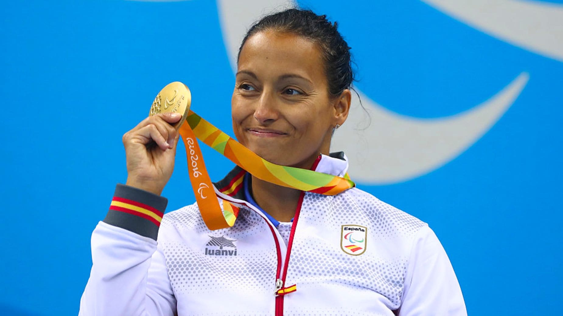Teresa Perales posa con una medalla de oro conseguida en unos Juegos Paralímpicos