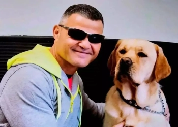 El deportista paralímpico David Casinos y su perro guía
