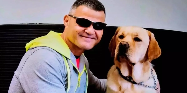 El deportista paralímpico David Casinos y su perro guía