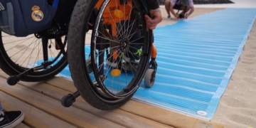 Fuerteventura mejora la accesibilidad de las playas con las flexipasarelas