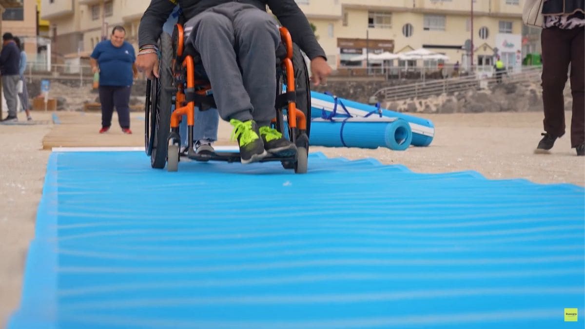 Fuerteventura mejora la accesibilidad de las playas con las flexipasarelas
