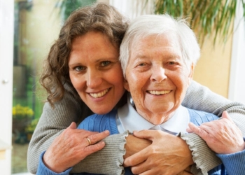 Estudian dar acceso a la jubilación anticipada a los cuidadores de grandes dependientes