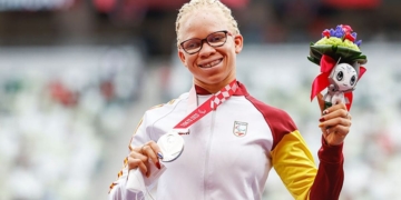 Adiaratou Iglesias celebra su medalla conseguida en los Juegos Paralímpicos de Tokyo 2020