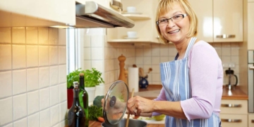Las personas mayores que han trabajado como ama de casa y no han cotizado nunca pueden acceder a esta pensión de jubilación