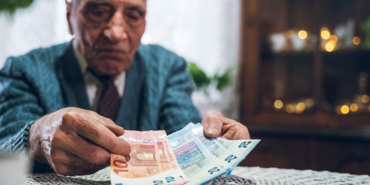 Persona mayor que puede acceder a la pensión no contributiva de jubilación del IMSERSO