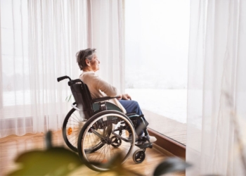 Persona en silla de ruedas por una incapacidad permanente