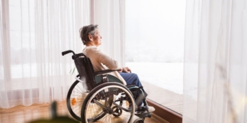 Persona en silla de ruedas por una incapacidad permanente