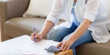 Las personas mayores se pueden ahorrar mucho dinero a la hora de hacer la declaración de la Renta