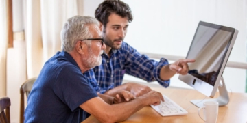 Persona mayor solicitando la pensión no contributiva de jubilación del IMSERSO