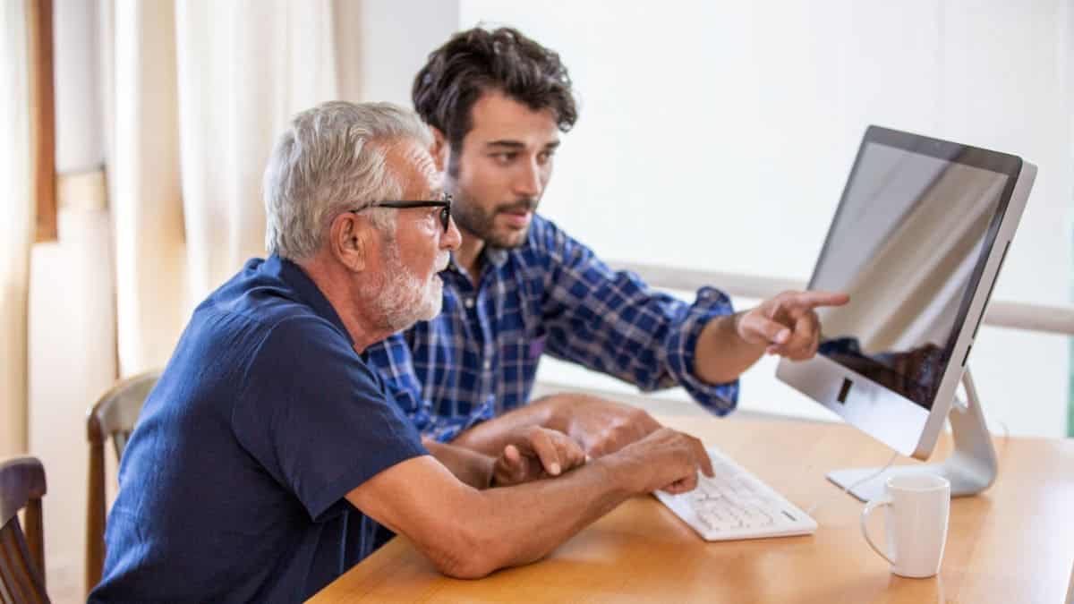 Persona mayor solicitando la pensión no contributiva de jubilación del IMSERSO