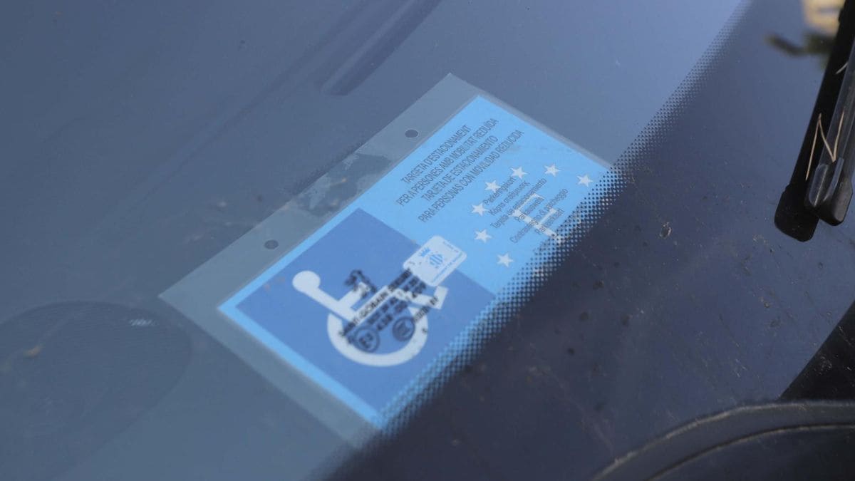 Multa de 5.000 euros por usar la tarjeta de aparcamiento PMR de una persona fallecida hace 13 años