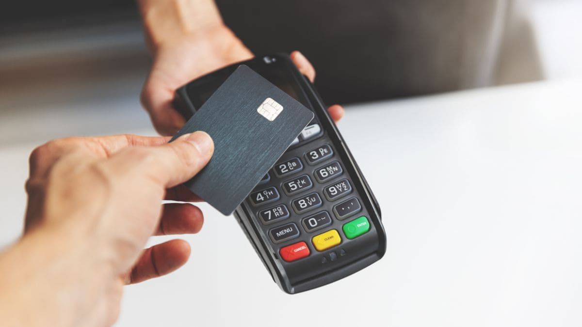 El Banco de España señala que se debe de hacer cuando nos piden si queremos copia del terminal de punto de venta (TPV)