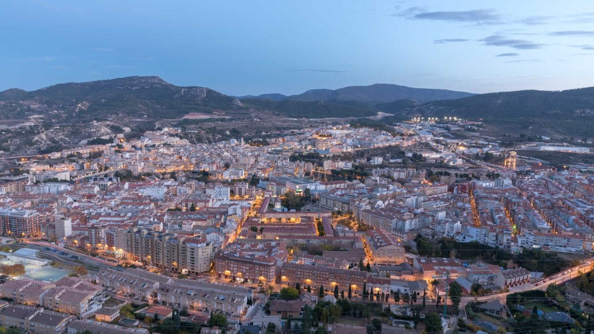 Alcoyy, uno de los pueblos más bonitos de España, está en Alicante y se come la mejor paella