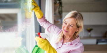 Las personas mayores que han trabajado como ama de casa pueden acceder a la pensión de jubilación del IMSERSO